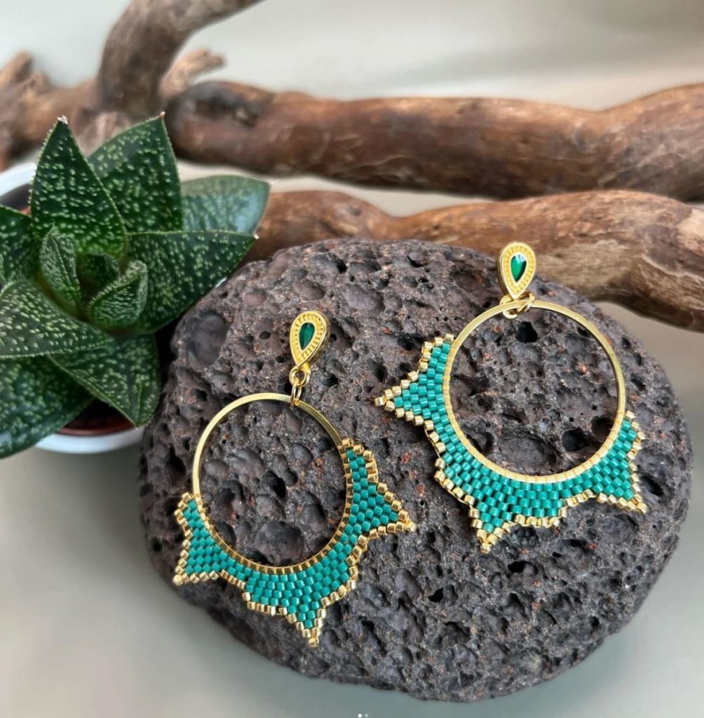 Sélybijoo 9 Sélybijoo est né d’une amitié entre Séverine et Lily qui se sont tout d’abord lancées dans le sport, sans grande conviction, puis les séances de sport se sont transformées en création de bijoux.
