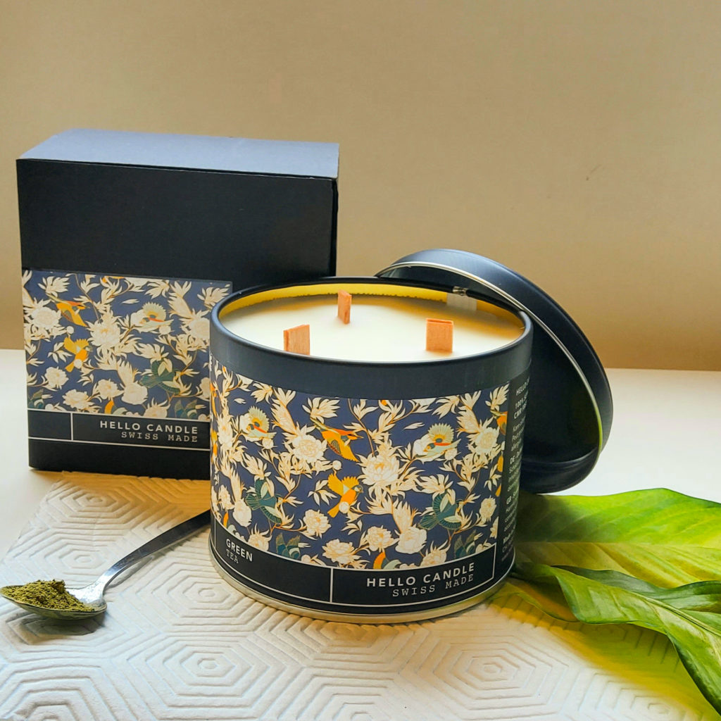 HELLO CANDLE 7 Hello Candle met tout en œuvre pour vous offrir une expérience olfactive unique, dont chaque parfum est un voyage innovateur, un souvenir caché dans notre âme. Avec une passion pour les fragrances naturelles et un grand amour pour les produits artisanaux, Hello Candle collabore avec les plus grands artisans parfumeurs de Grasse. Sans paraffine ni additifs, ses bougies sont 100% en cire de soja sans OGM, parfumées à base d’extraits naturels et coulées à la main dans un pot en fer-blanc recyclé à Yverdon-les-Bains. Les bougies sauront vous séduire en reproduisant une atmosphère, sans jamais écœurer, et ce, grâce à un juste équilibre entre le parfum et la cire de soja.