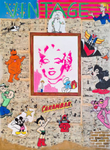 nicolas decaux 1.Sur la toile niveau Mickey à gauche; déchirure du collage par l'artiste. 2. Léger décollement du papier de bande dessinée à plusieurs endroits. 3. Rayure de couleur au niveau de l'inscription "Vintage". 4. Plusieurs craquelures sur les côtés de la toile.